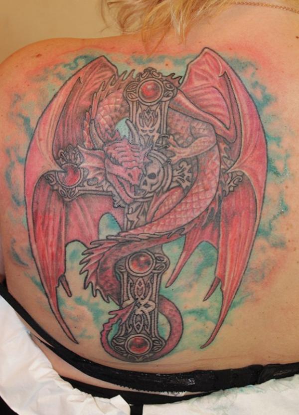 Фото тату Красный дракон, охраняющий кре