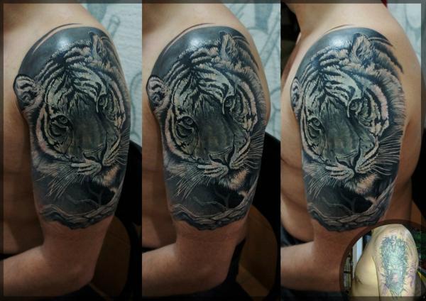 Фото тату Темный тигр на плече