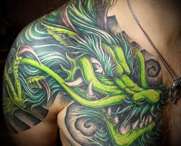 Фото тату Зеленый дракон на плече