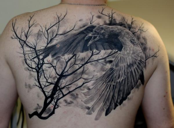 Фото тату Большой ворон на фоне дерева
