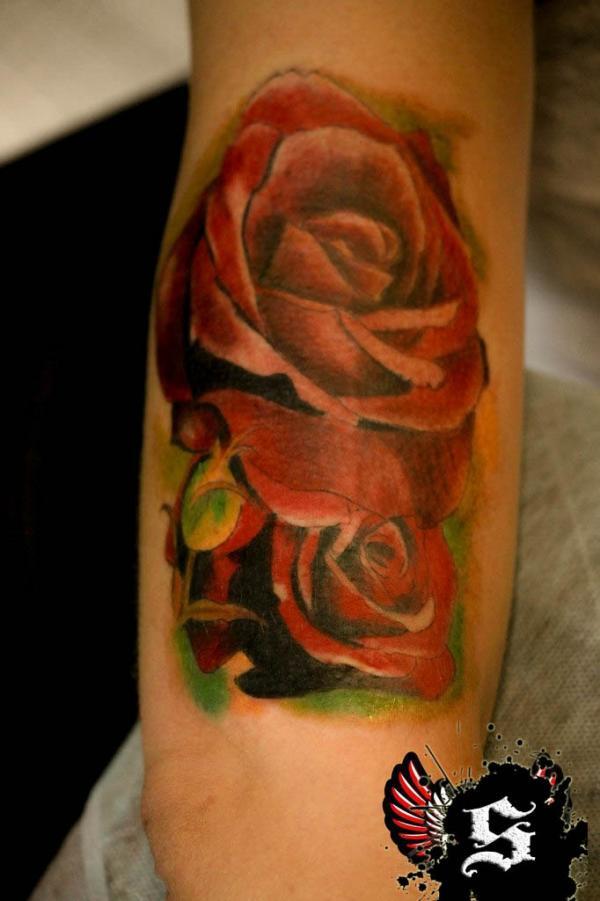 Фото тату Две красные розы на руке