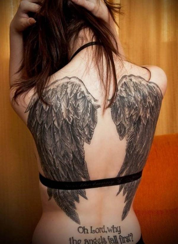 Фото тату Крылья с надписью на спине