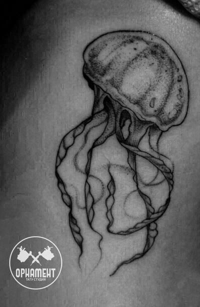 Tatu meduzy na spine