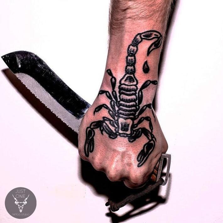 Фото тату Тату скорпионы на кистях рук