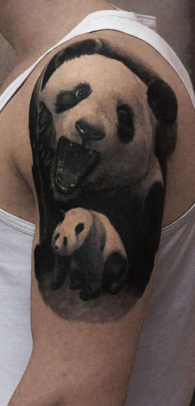 Тату панды на плече