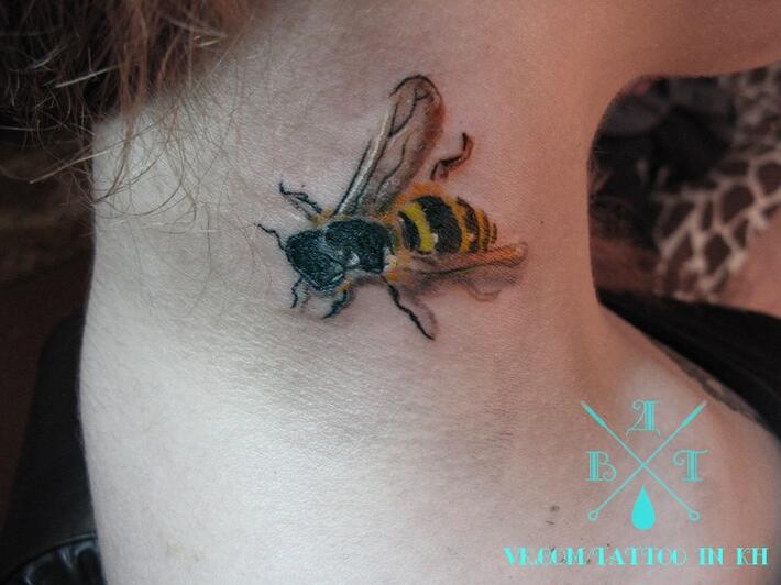 Фото тату Тату пчелы на шее
