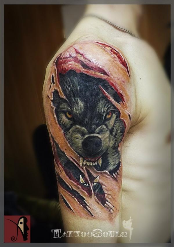 Фото тату Злой волк на плече