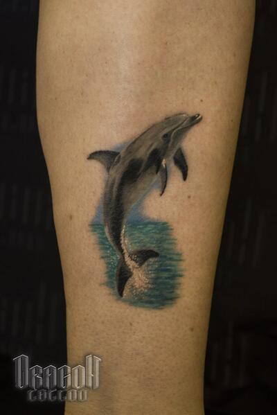 Tatu delfiny na noge