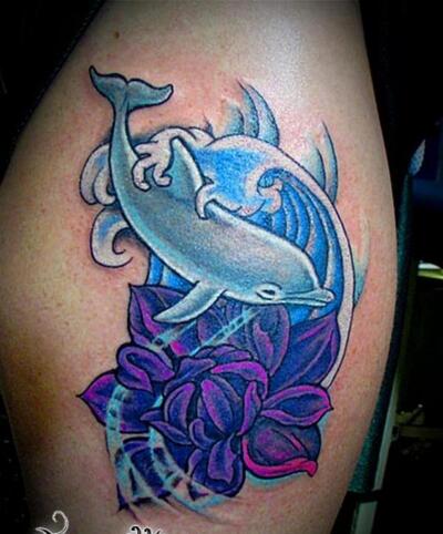 Дельфин и цветок