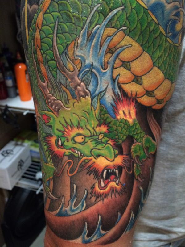 Фото тату Старый зеленый дракон на плече
