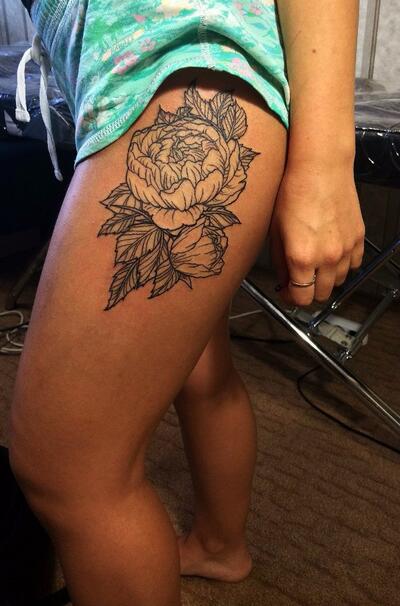 Stunning Floral Tattoo Designs for Hip and Thigh