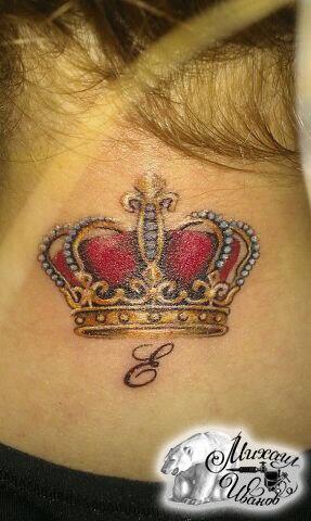 Татуировка короны на шее