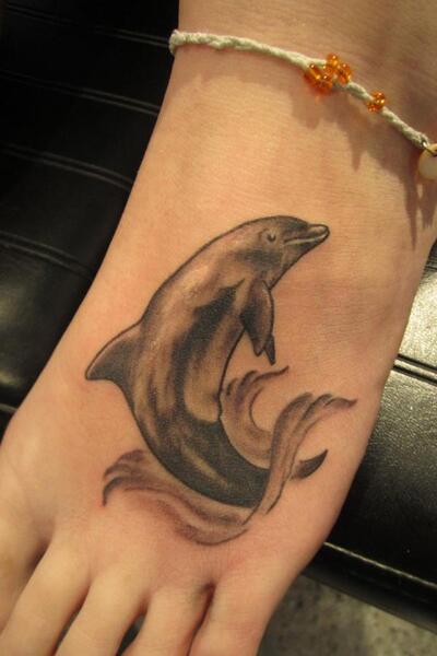 Дельфин на волне