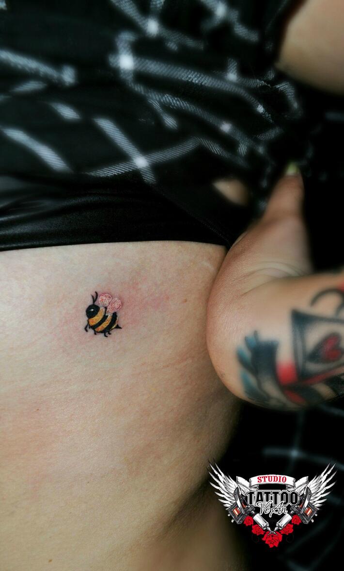 Фото тату Тату пчелы на боку