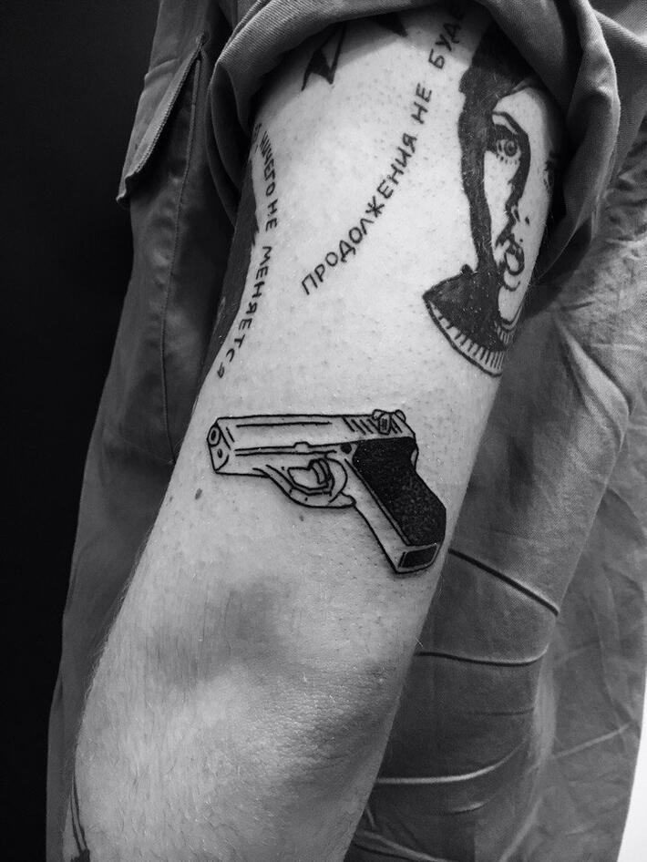 Фото тату Тату пистолеты на руке