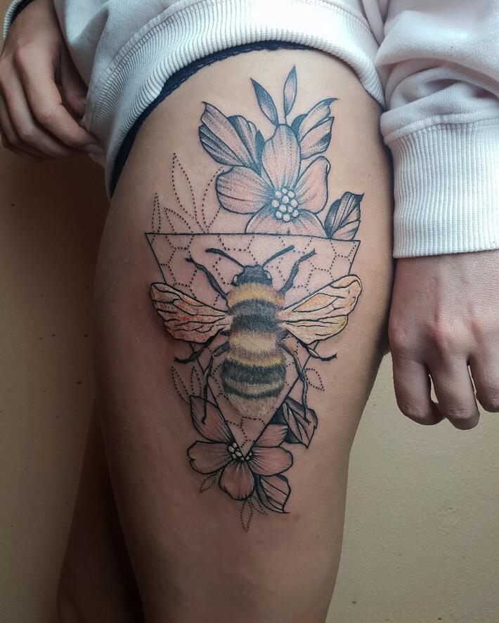 Фото тату пчела с цветами
