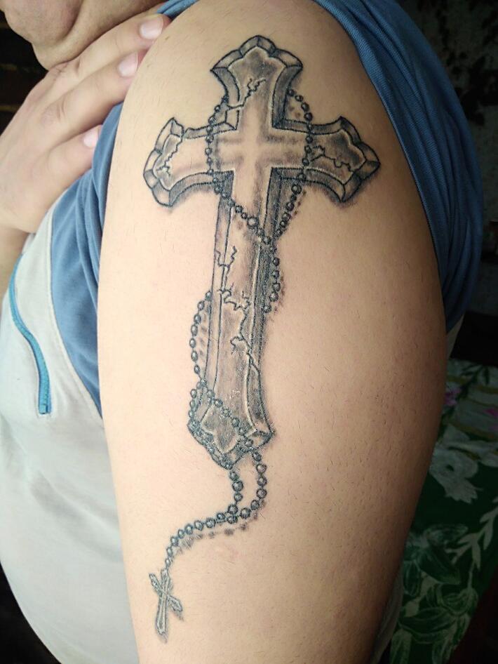 Фото тату крест с чётками