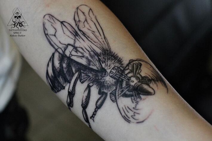 Фото тату Тату пчелы на руке