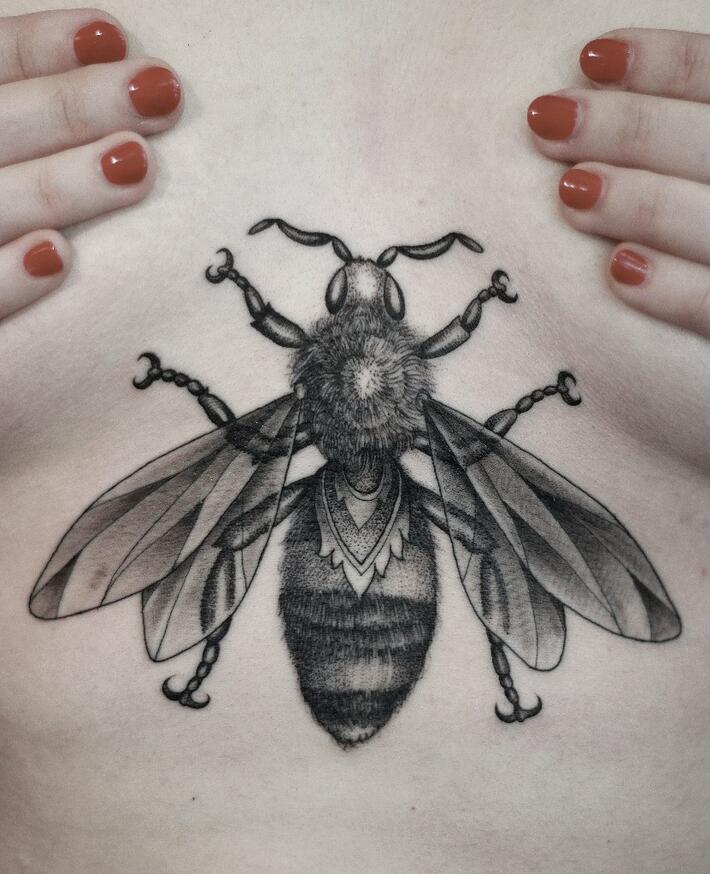 Фото тату Тату пчелы на груди