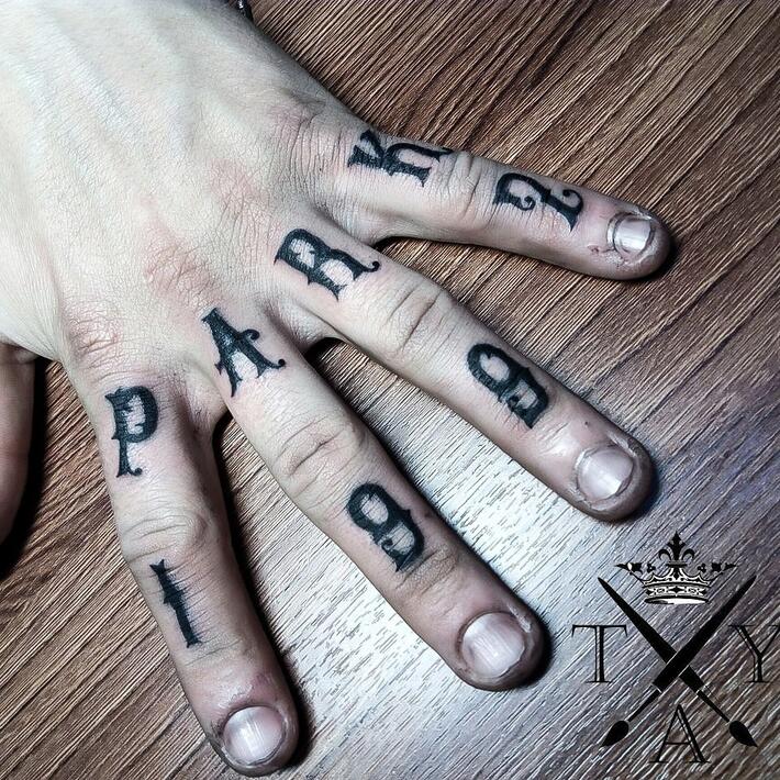 Фото тату Тату надписи на пальцах