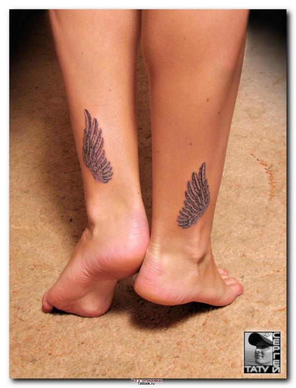 Фото тату Крылья на ногах для девушки