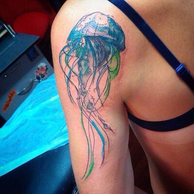 Тату медузы на плече