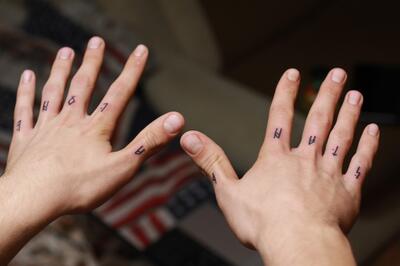 Тату иероглифы на пальцах
