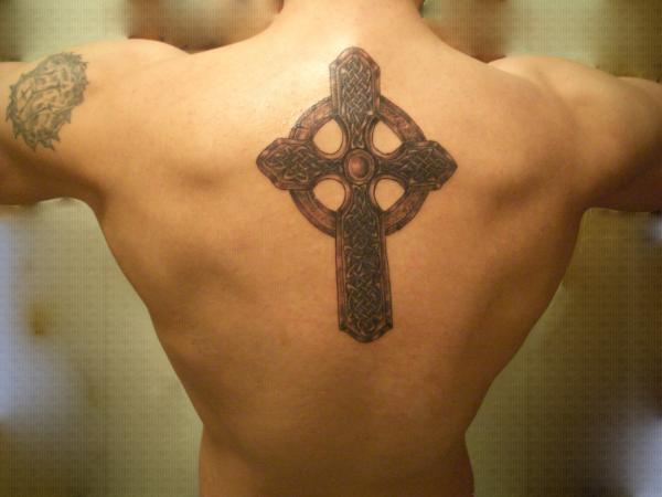 Фото тату Крест для мужчины на спине