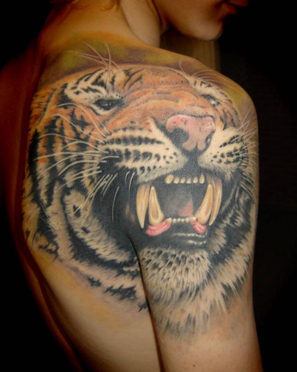 Фото тату Огромный тигр на плече