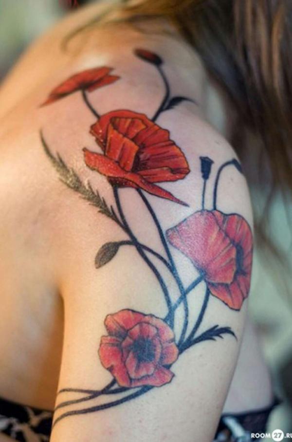 Фото тату Красные цветы на плече девушки