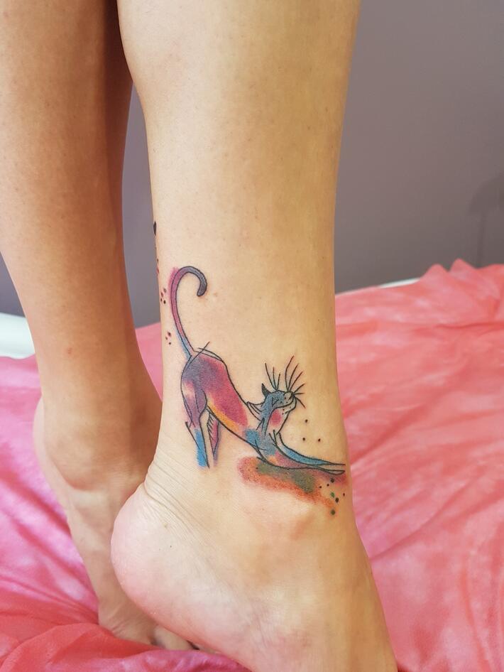 Ester Exposito cat tattoo | Frases para tatuagem feminina, Boas ideias para  tatuagem, Tatuagens minimalistas