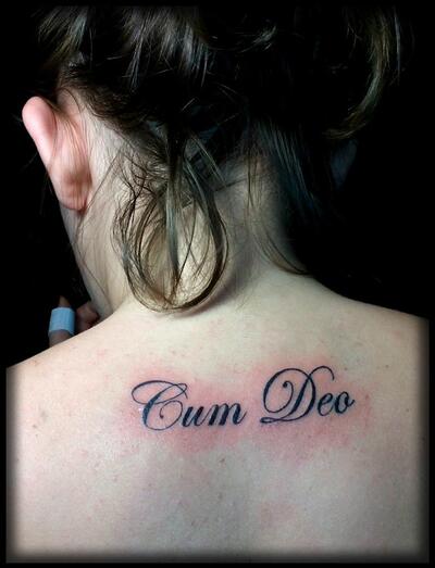 Тату надпись Cum Deo на ключице мужская | Tattoo Academy