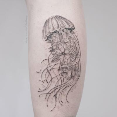 Tatu meduza na noge